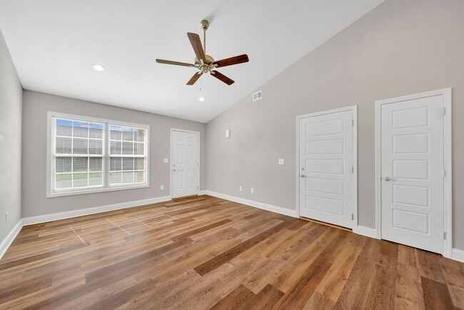 Building Photo - Hillrise III - 2 BR/1.5 Bath One Level with Attached Garage