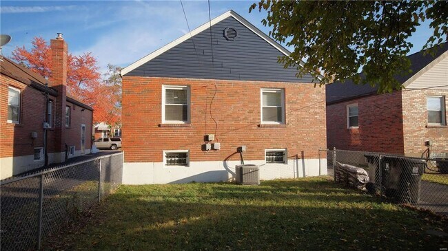 Building Photo - Furnished 3 Bed 1 Bath with Fenced Backyard