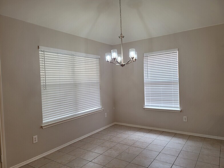 Building Photo - 703 Flagstone Way