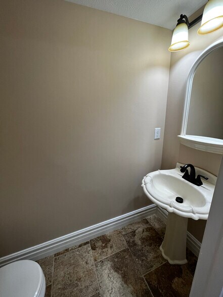 Building Photo - 9240 Crossing Dr