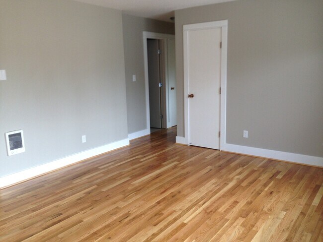 Building Photo - Upper 2 bed on Belmont! Hardwood floors, granite counters, tile in shower! All dogs welcome!