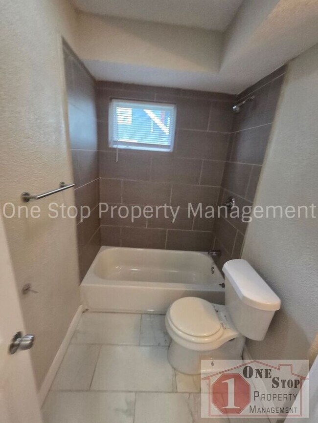 Building Photo - Beautiful 5 Bedroom 2 Bathroom in Kansas City!