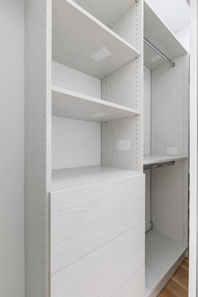 Building Photo - 7729 N Eastlake Ter