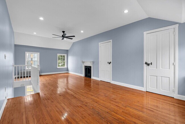 Building Photo - 537 E Girard Ave