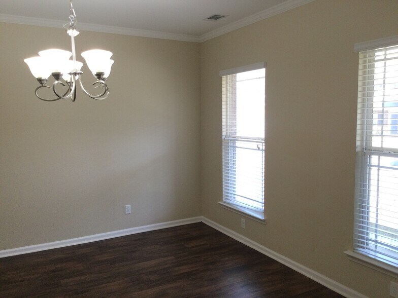 Building Photo - 173 Magnolia Dr