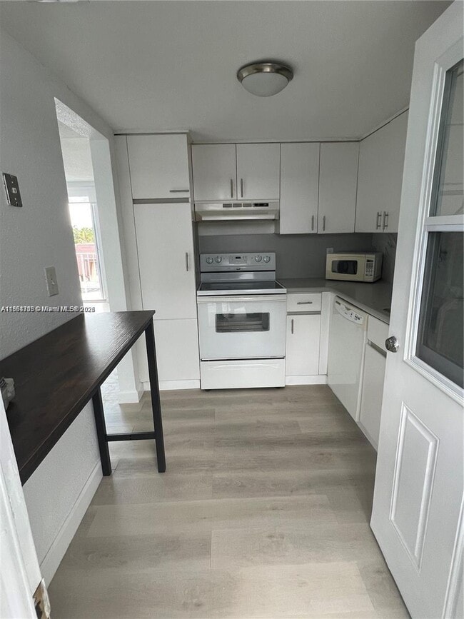 Building Photo - 1145 Normandy Dr