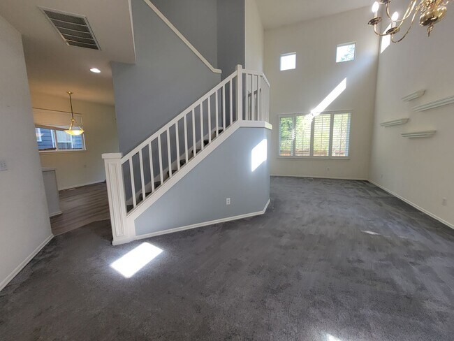 Building Photo - Charming Sammamish Home | 3 Bed + 2.5 Bath
