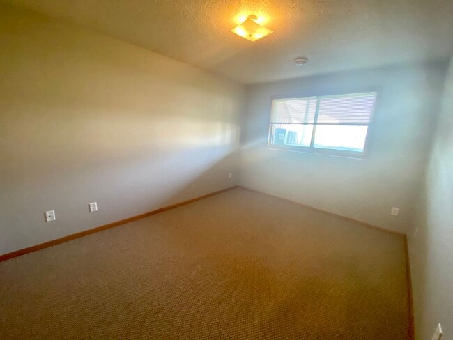 Building Photo - 3 bed, 2 bath Twinhome