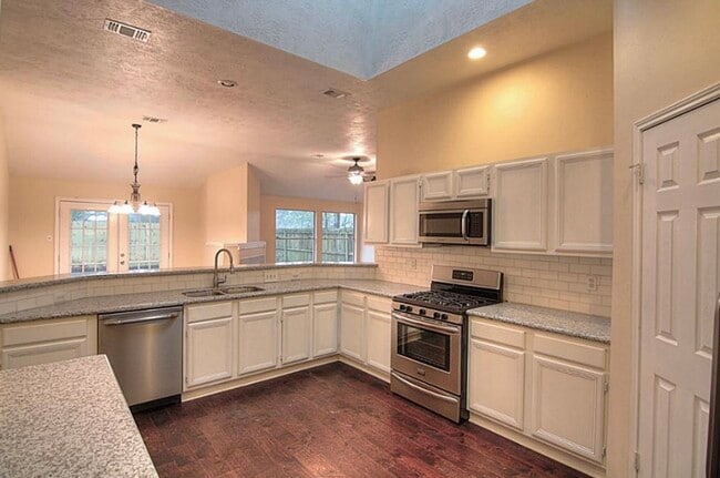Building Photo - 543 Rivergrove Dr