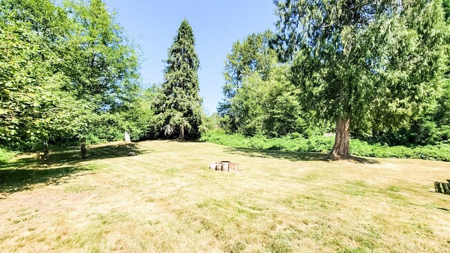 Building Photo - 4 Bedroom + 2 Flex Rooms On 1 Acre