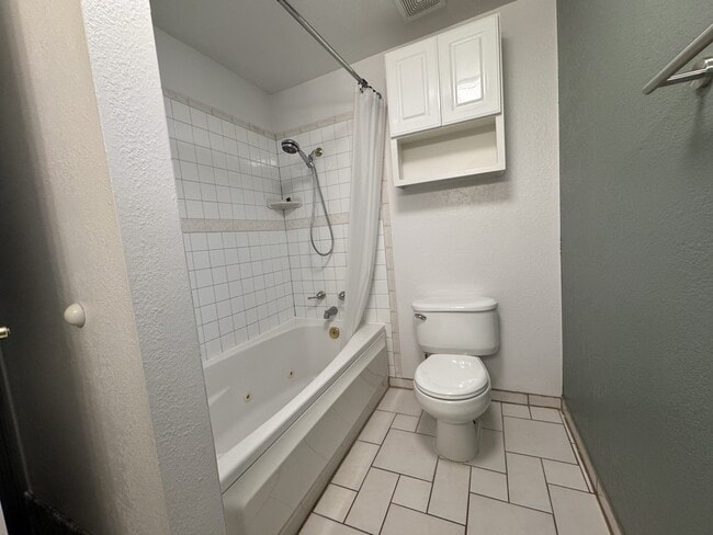 Building Photo - 1855 King Edward Dr