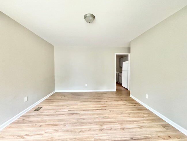 Building Photo - Renovated 3-bedroom convenient to I-40