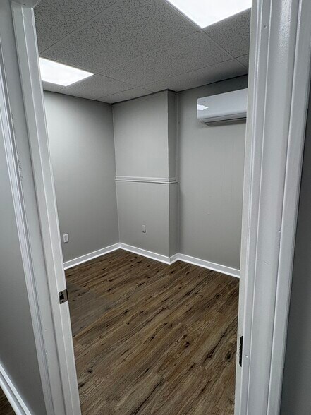 Building Photo - 709 7th Ave