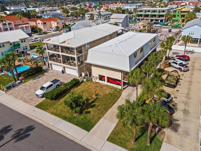 Building Photo - Modern 2 Bed 2 Bath. Only 1 Block Away from Jacksonville Beach. Pet Friendly