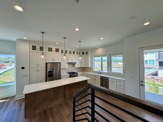 Building Photo - 706 Saddle Dr