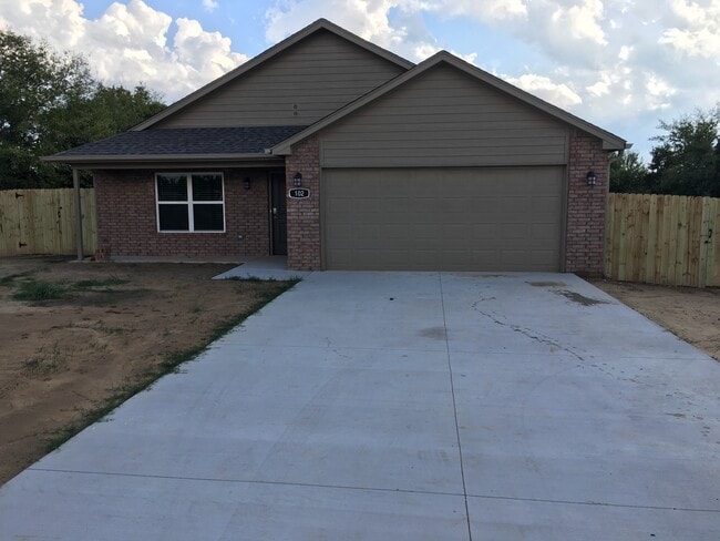 Building Photo - 102 W Speer Ave