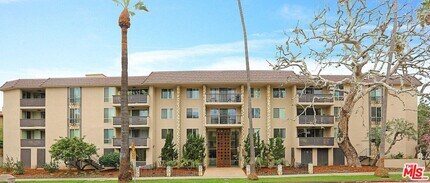 Building Photo - 809 S Bundy Dr