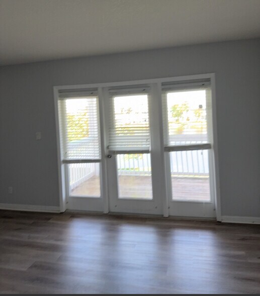 Building Photo - 215 Seahorse Dr SE