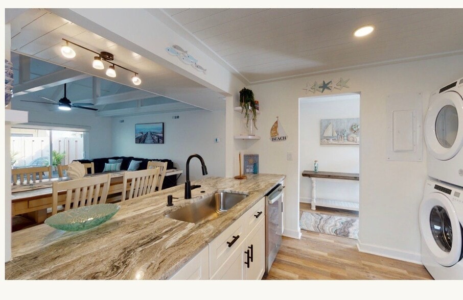 Building Photo - 786 queens grant