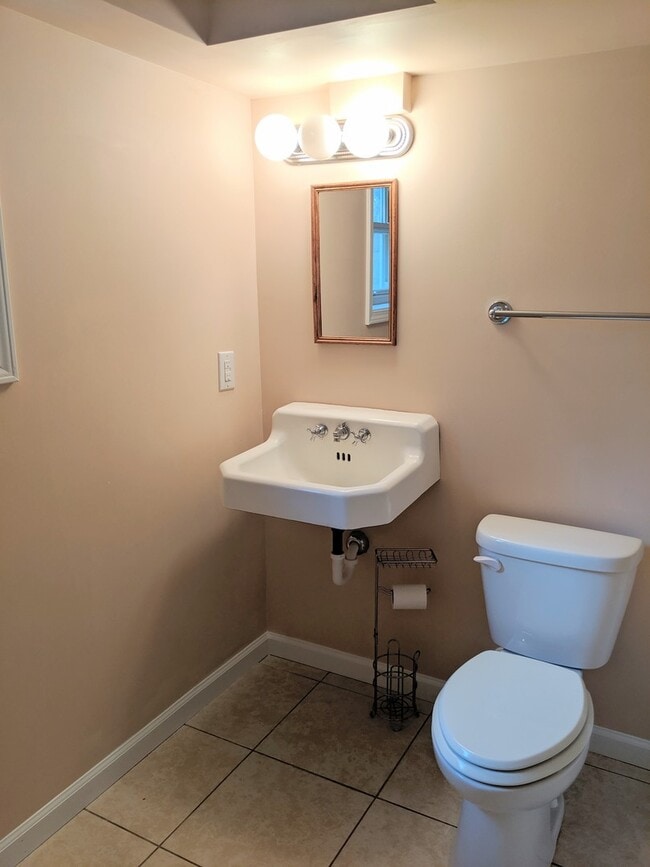 Building Photo - Montreat Ground Level Apartment!