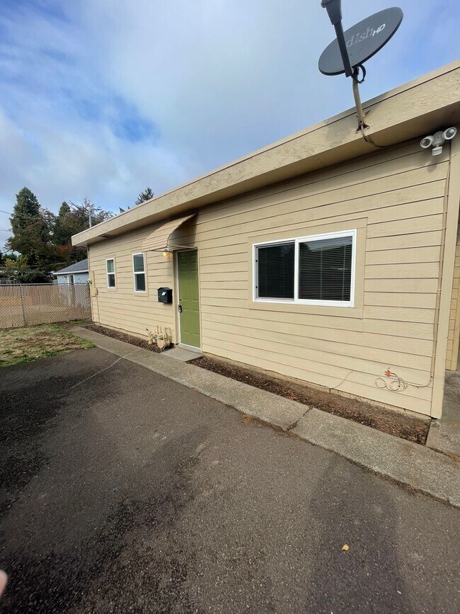 Building Photo - Do not miss this cozy 2 bedroom Lebanon Apartment!