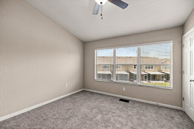 Building Photo - **  MAINTENANCE FREE TOWNHOME **2 BD 2.5 BATH