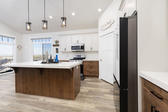 Building Photo - **Charming Home in Provo, UT 84401 – Avail...