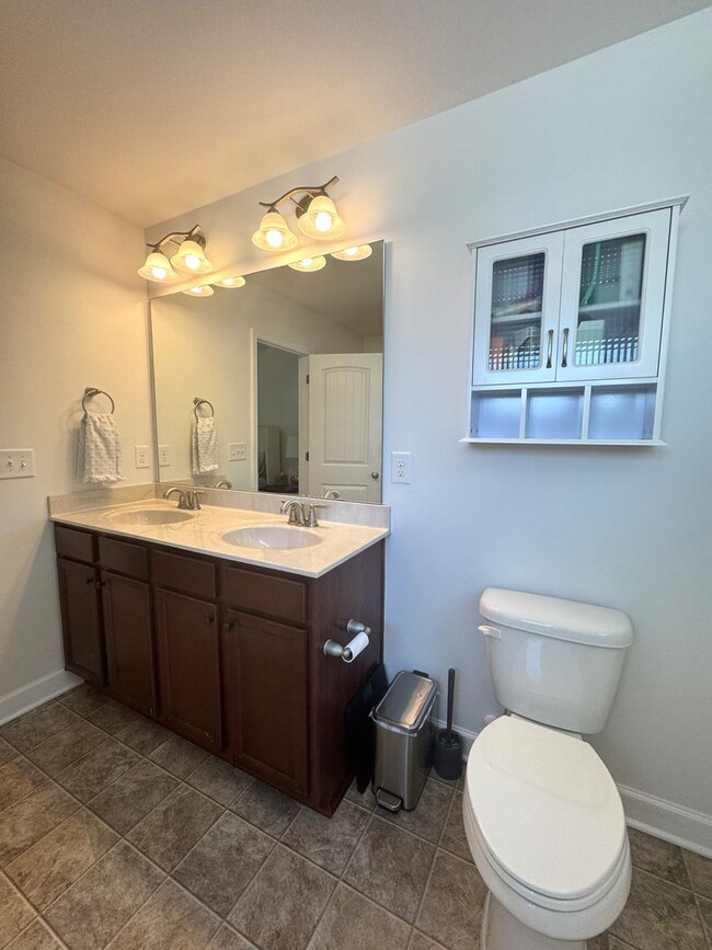 Building Photo - Beautiful home! Minutes to Surf City!