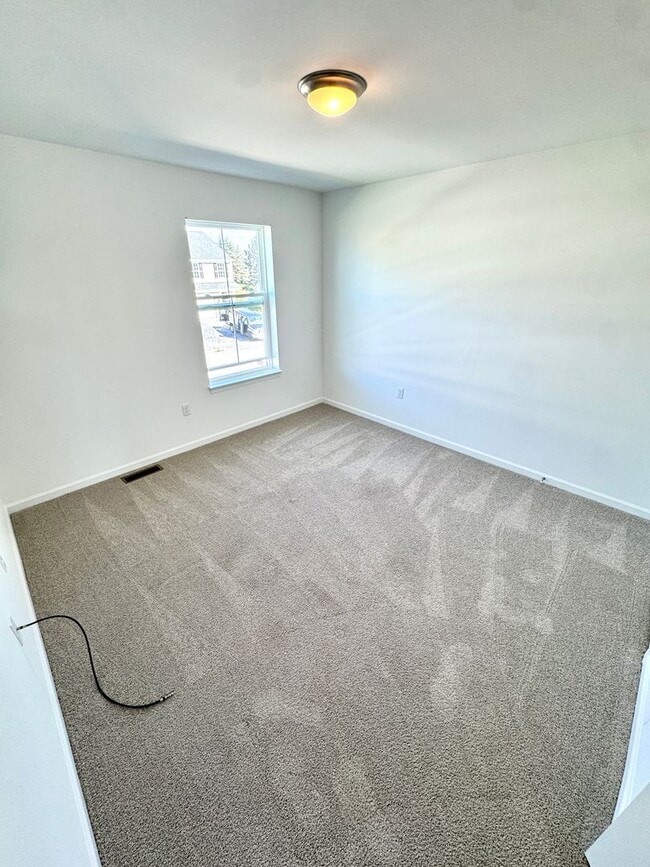 Building Photo - Newer Construction THREE BEDROOM/2.5 BATH ...