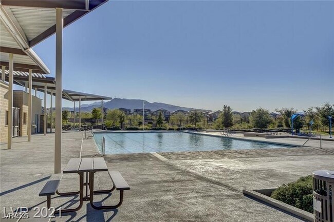 Building Photo - 1062 N Water St