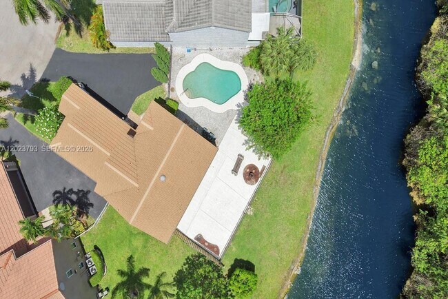 Building Photo - 21461 Sawmill Ct