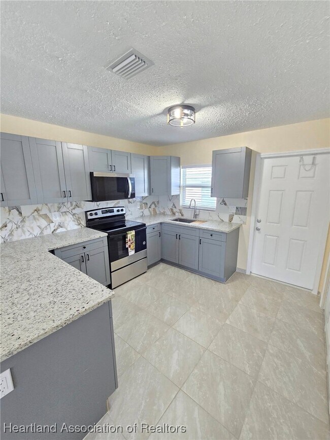 Building Photo - 613 Memorial Dr