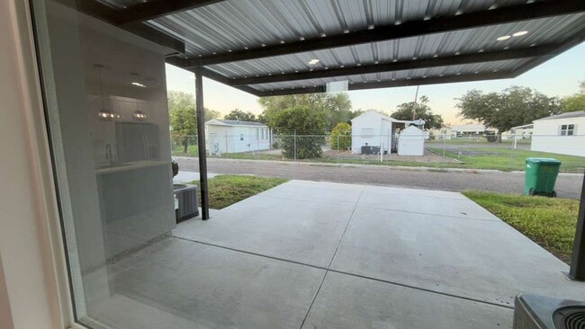 Building Photo - 702 W Seminole Ave