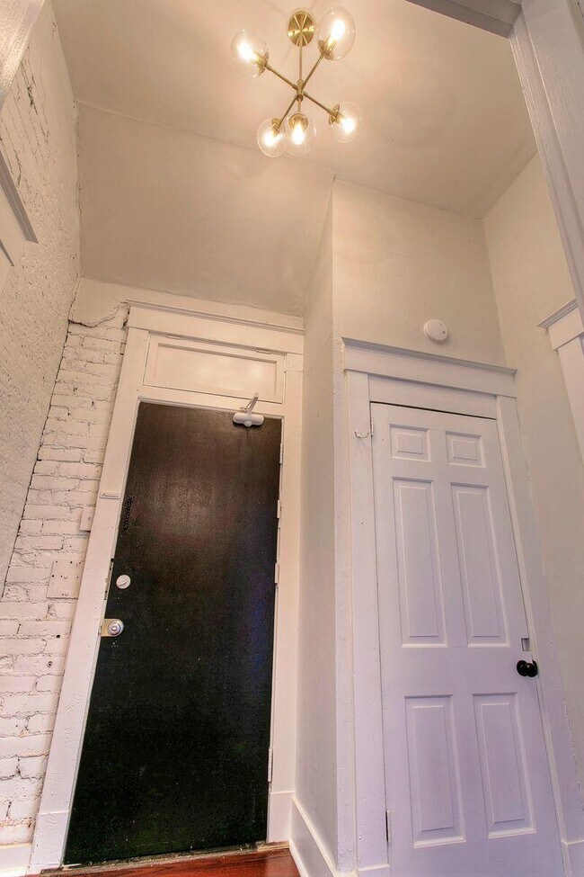 Building Photo - 416 Emma St