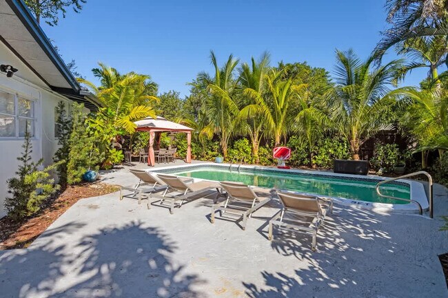 Building Photo - 714 NE 17th Ct