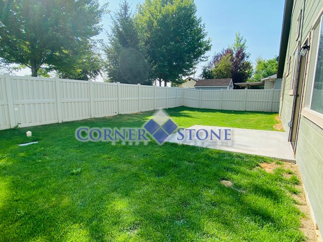 Building Photo - Middleton Home with Community Pool!