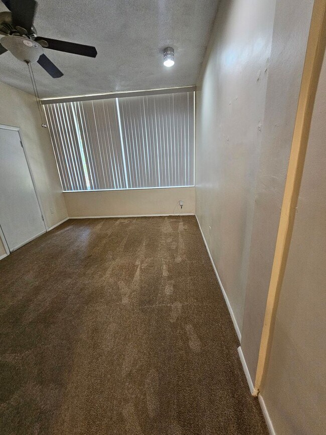 Building Photo - 6 Bedroom/3 Bath home in Black Acres