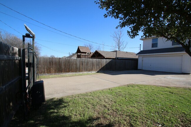 Building Photo - Upgraded 3BR Home | Granite Kitchen, High Ceilings & Gated Backyard | Minutes to Downtown Fort Worth