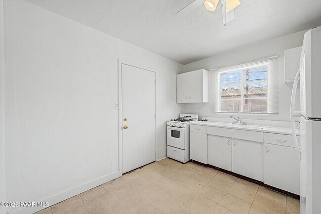 Building Photo - 4652 E 17th St