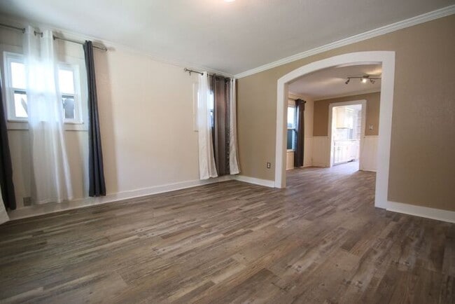 Building Photo - (("Wake Up in a Home YOU Love")) 2/2 STUNNING House Close to Exciting Downtown Fort Worth! An ABS...