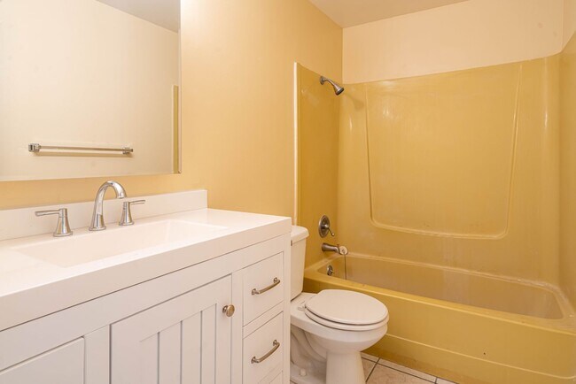 Building Photo - Sunny & Inviting Apartment with Clean Finishes in Great Location