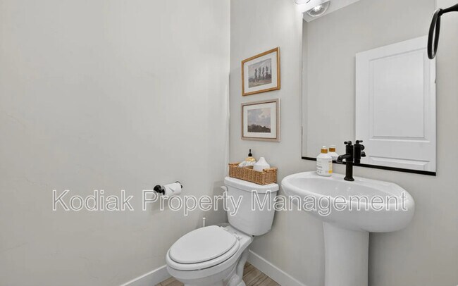 Building Photo - 979 Shoreline Dr