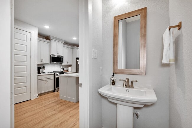 Building Photo - 119 E 43rd St