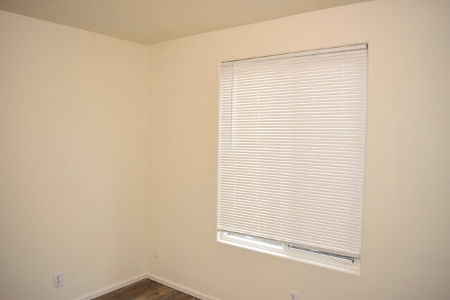 Building Photo - Great 3BD Ranch in Orchards- Gorgeous Laminate Floors Throughout!