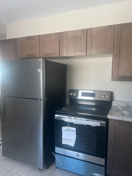 Building Photo - 902 N 11th Ave E