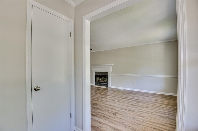 Building Photo - 3 bedroom, 2.5 bathroom home on a large co...