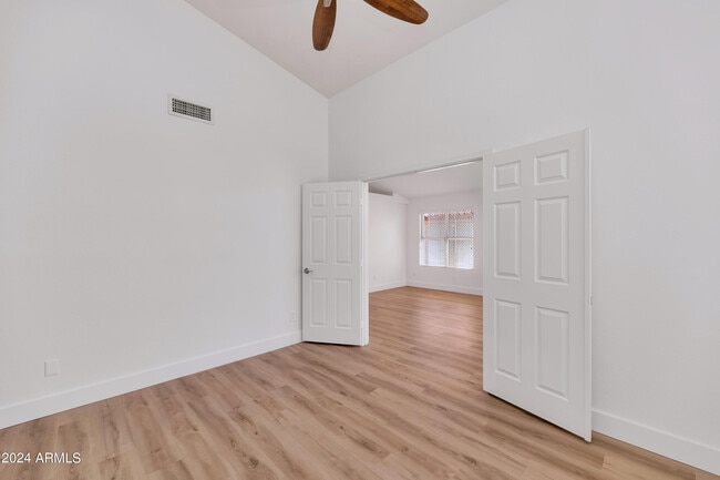 Building Photo - 1706 E Windsong Dr