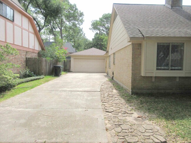 Building Photo - Triditional Spring Branch Beauty