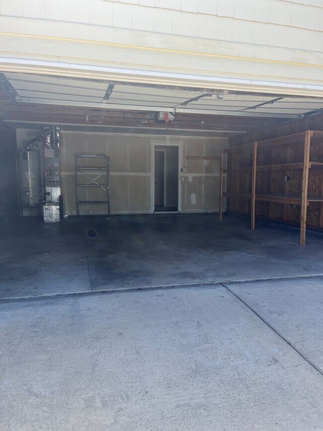 Building Photo - Beautiful 4 bedroom 2 bathroom single family house with Fenced backyard and 3 car garage