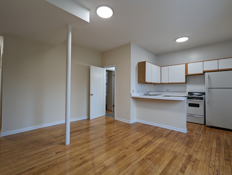 Building Photo - 633 W Barry Ave